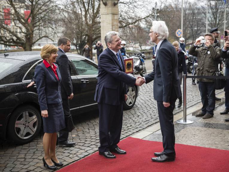 Begrüßung per Handschlag zwischen Bundespräsident Gauck und Bürgermeister Strauch