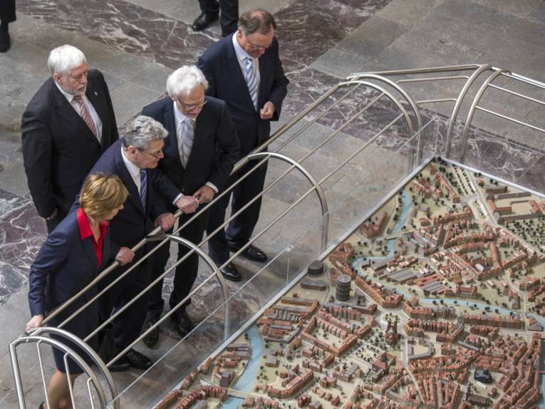Daniela Schadt, Joachim Gauck, Hans Mönninghoff, Bernd Strauch und Stephan Weil an einem Modell der Landeshauptstadt