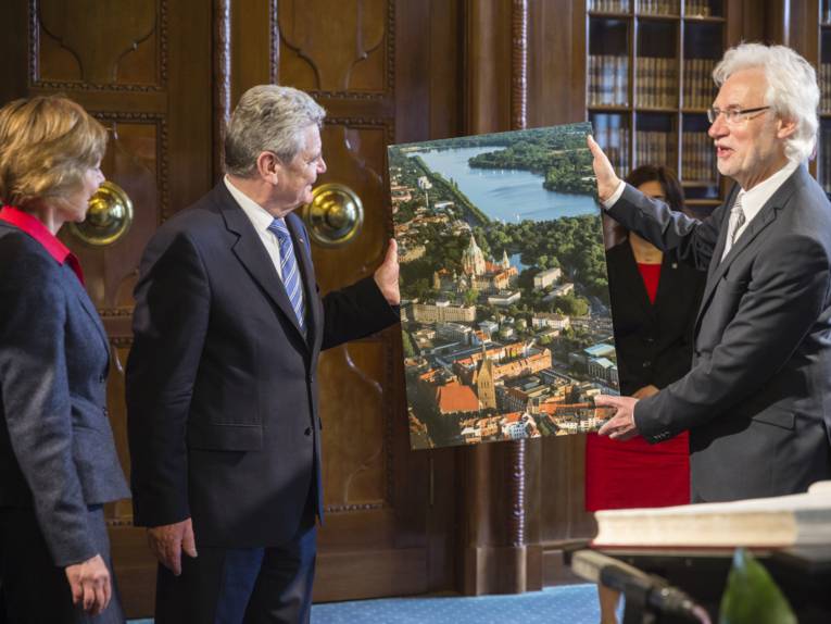 Bernd Strauch überreicht Joachim Gauck ein Foto von Hannover