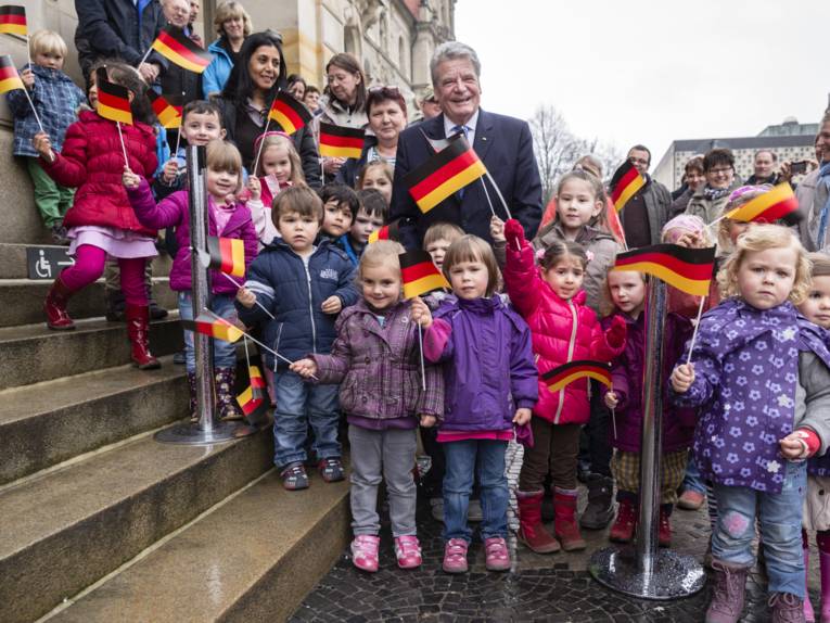 Joachim Gauck inmitten der Kindergruppe