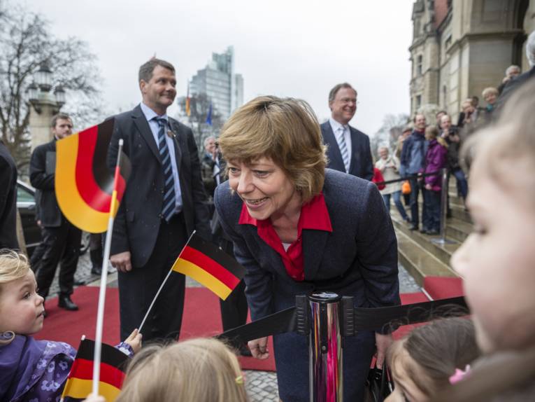Daniela Schadt beugt sich herab zu einer Kindergruppe und spricht mit den kleinen Zuschauern