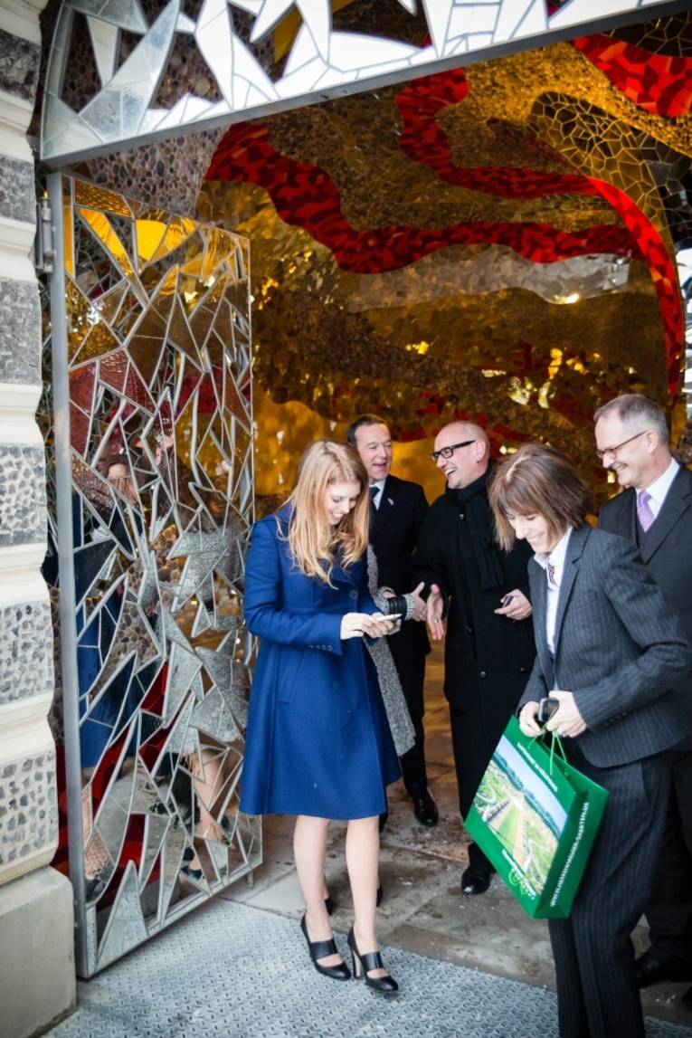 Prinzessin Beatrice am Eingang der Grotte