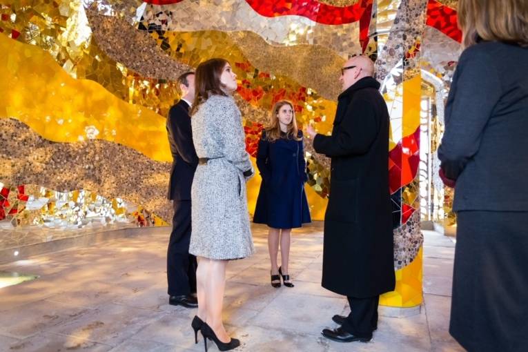 Gartendirektor Ronald Clark und die Prinzessinnen Beatrice und Eugenie in der Grotte