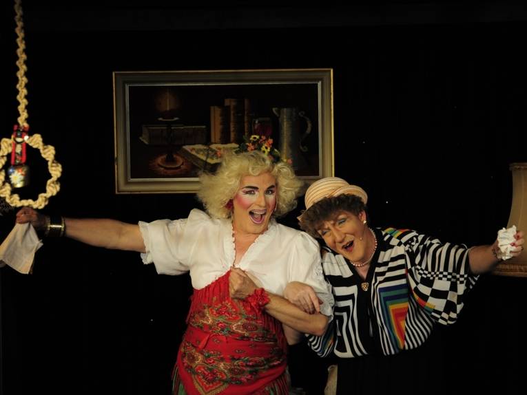 Travestie im Theater "Die Bösen Schwestern"