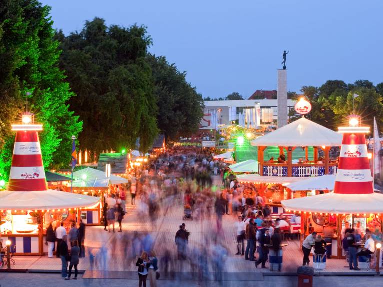 Blick auf die hell erleuchtete Promenade am Nordufer