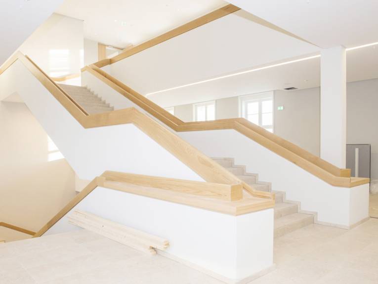 Treppen, die nach oben in den Großen Festsaal und nach unten ins Auditorium führen