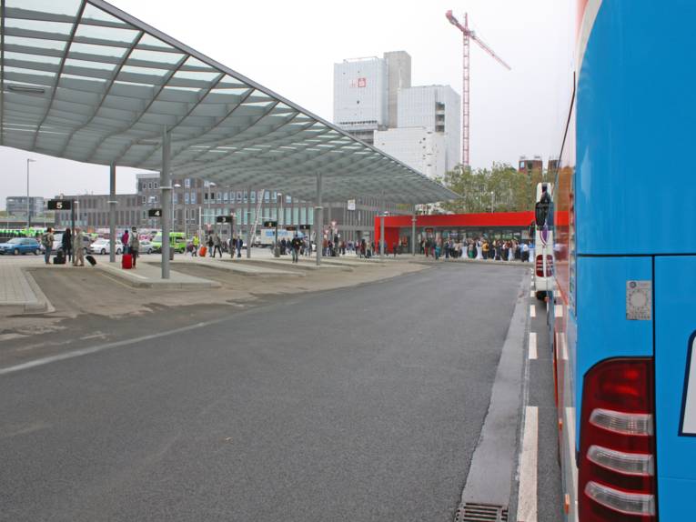 Blick auf einige der Bushaltestellen des neuen ZOB und das Glasdach