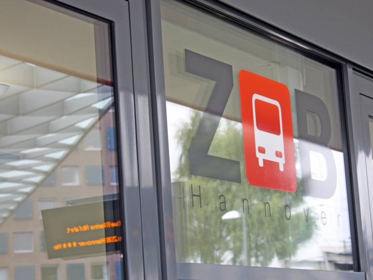 Glastür mit dem Logo des neuen ZOB