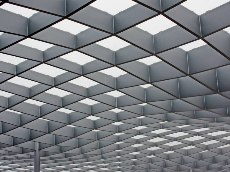 Das geschwungene Glasdach des neuen ZOB in der Detailaufnahme