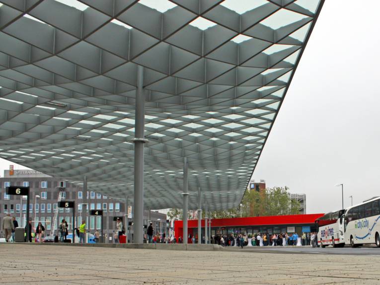 Das Glasdach des neuen ZOB aus der Froschperspektive