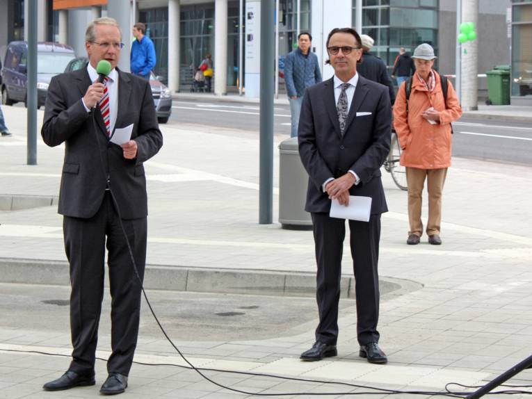 Stefan Schostok und Frank Bodlak an einer Haltebucht des neuen ZOB