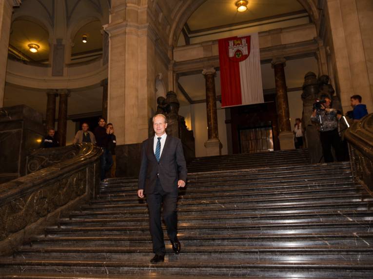 Stefan Schostok auf der Treppe in der Kuppelhalle des Neuen Rathauses