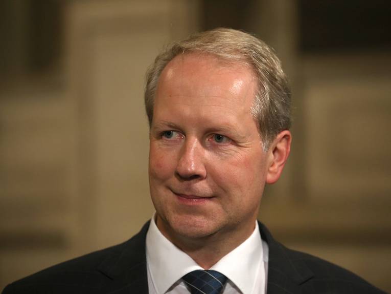 Portraitaufnahme von Stefan Schostok während eines Interviews