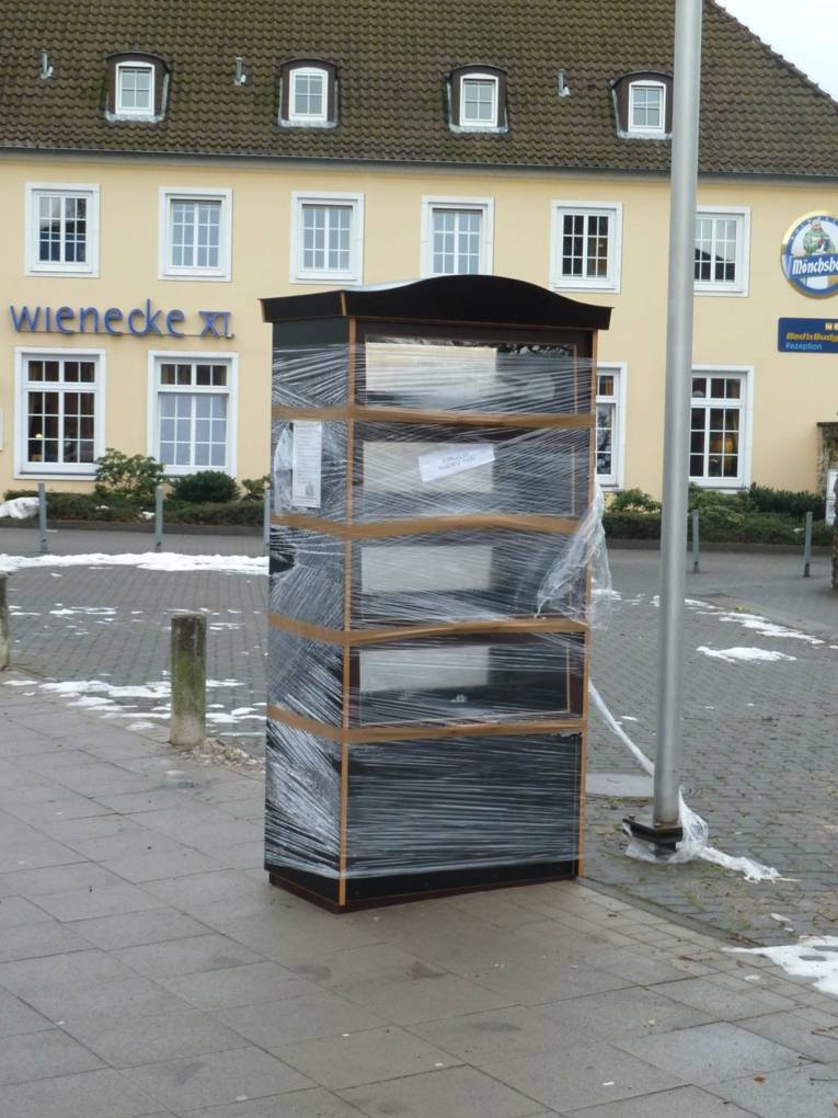 Der noch verpackte Bücherschrank
