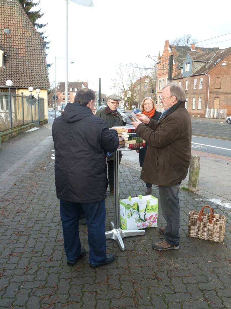 Mitgebrachte Bücher werden abgestempelt