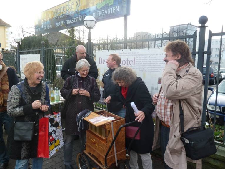 Musikbegleitung durch eine selbst gespielte Drehorgel