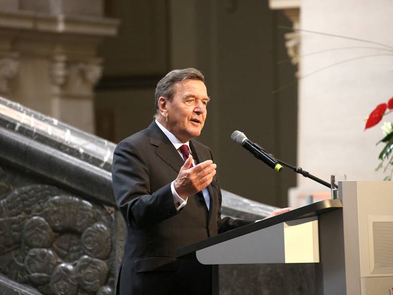 Gerhard Schröder am Rednerpult auf der Treppe in der Rathaushalle