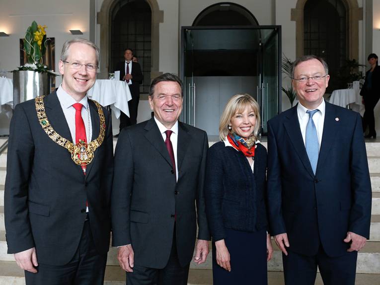 Stefan Schostok, Gerhard Schröder, Doris Schröder-Köpf und Stephan Weil im Gartensaal
