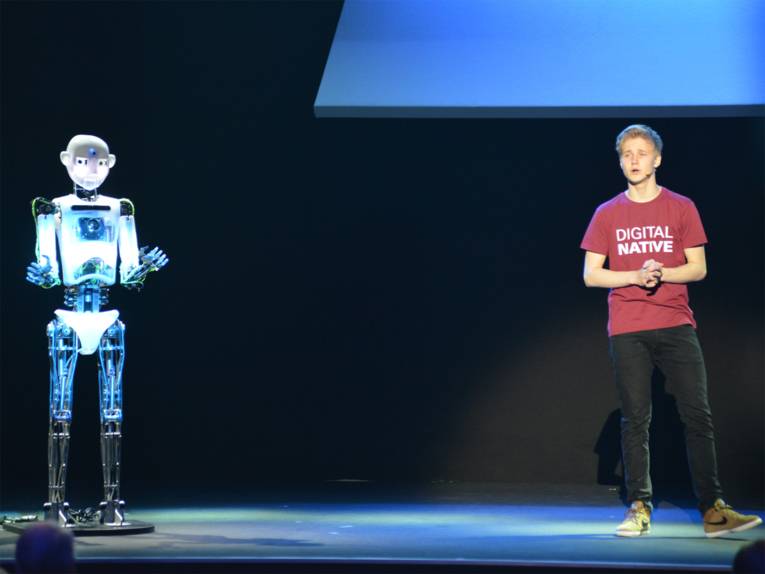 Ein Mann und ein Roboter auf einer Bühne