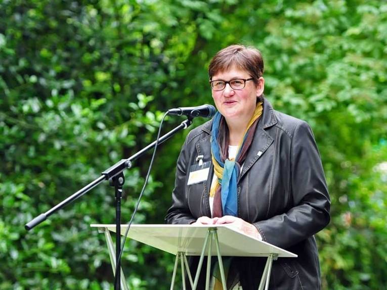 Die Wirtschafts- und Umweltdezernentin Sabine Tegtmeyer-Dette eröffnet die Feier mit einem Grußwort