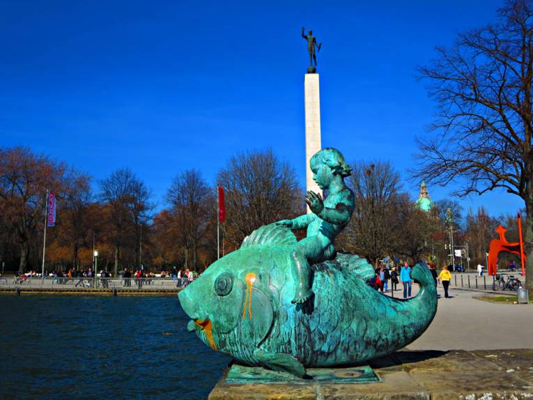 Fisch-Skulptur an See.