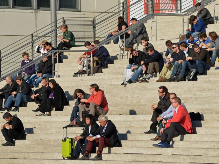 Viele Menschen auf einer großen Freitreppe.