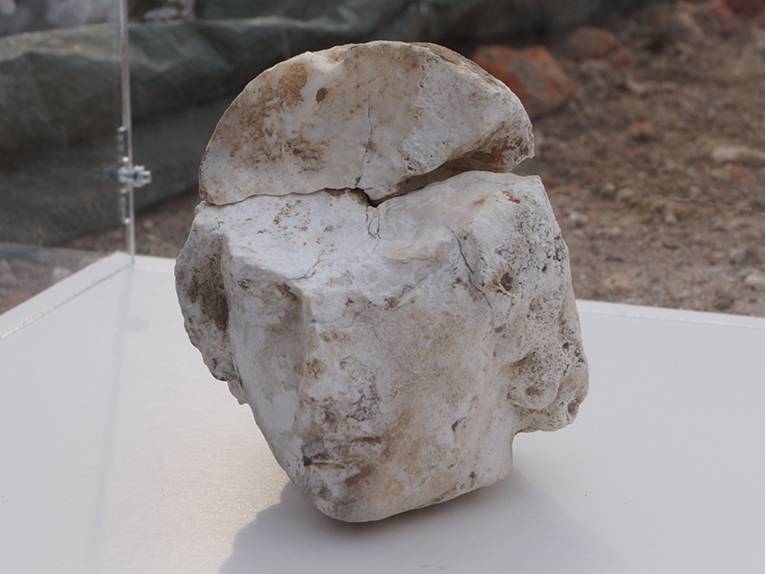 Nahaufnahme des gefundenen, leicht beschädigten Marmorkopfs