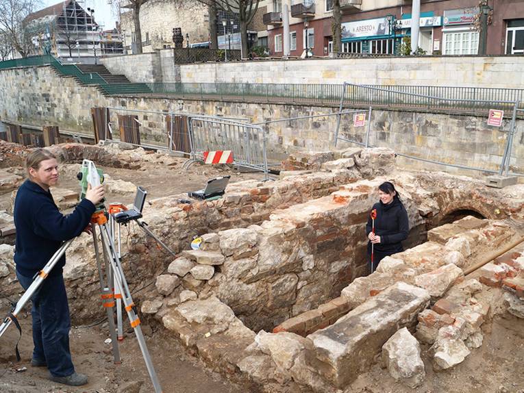 Grabungsleiter Kai Gößner vermisst mit Kollegin Nadine Gola den gefundenen Gang zur Leine.