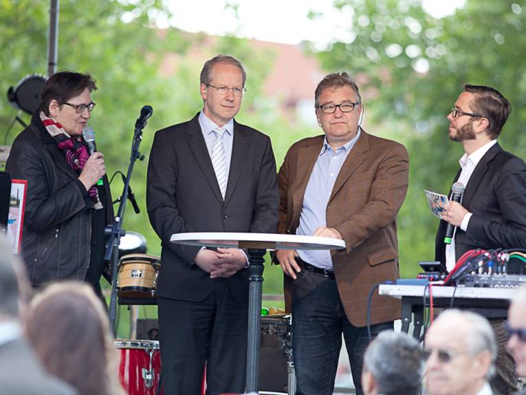 Die Umwelt- und Wirtschaftsdezernentin Sabine Tegtmeyer-Dette, OB Stefan Schostok, Regionspräsident Hauke Jagau und Jan Sedelies (HAZ) stehen auf einer Bühne und eröffnen den Autofreien Sonntag.
