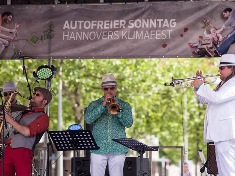 Vier Musiker mit Trompete und Saxophon auf einer der Bühnen beim Autofreien Sonntag