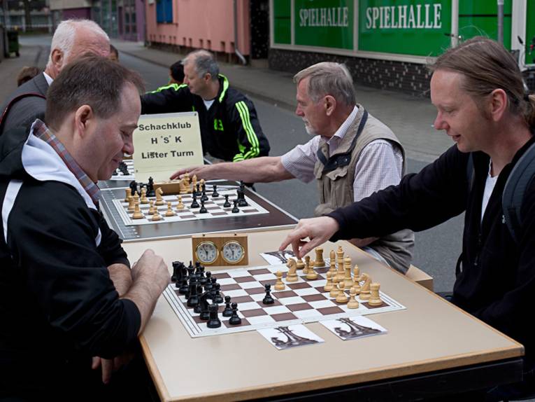 Schachspieler beim konzentrierten Spiel