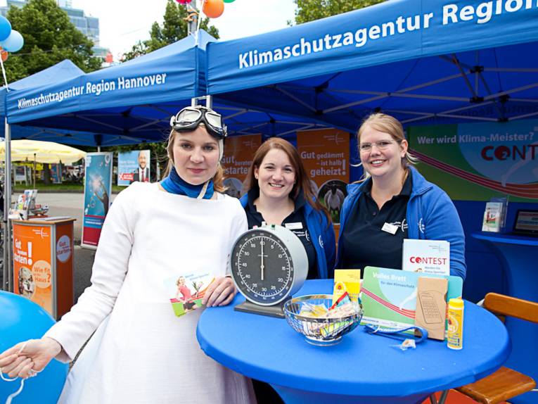 Drei Mitarbeiterinnen am Stand der Klimaschutzagentur Region Hannover