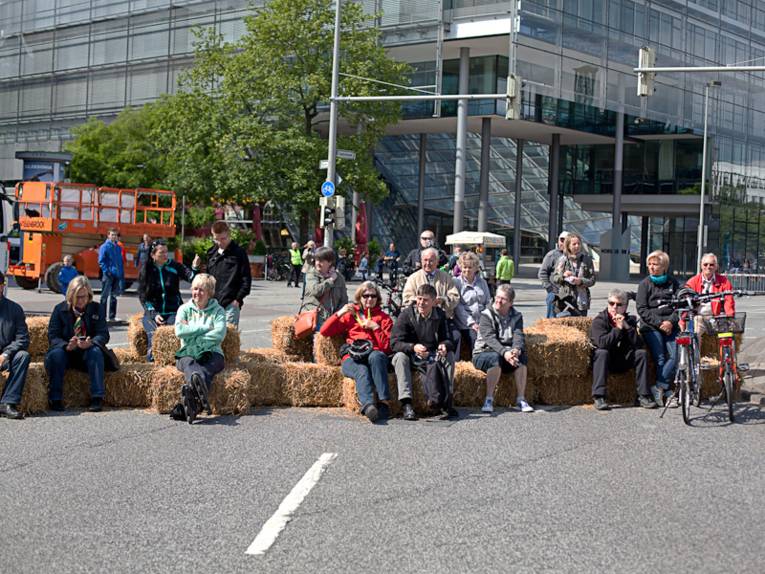Zuschauerinnen und Zuschauer auf Heuballen am Aegi