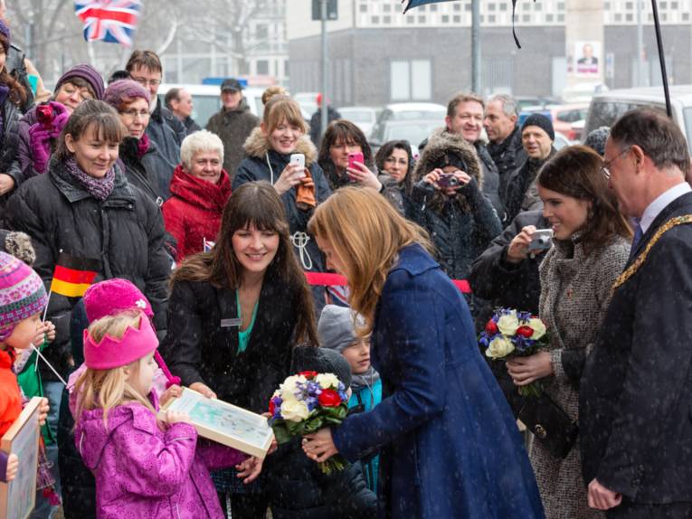 Einige Kinder der Kita des Neuen Rathauses begrüßen die beiden Prinzessinnen