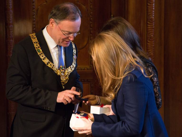 Oberbürgermeister Weil überreicht die Geschenke