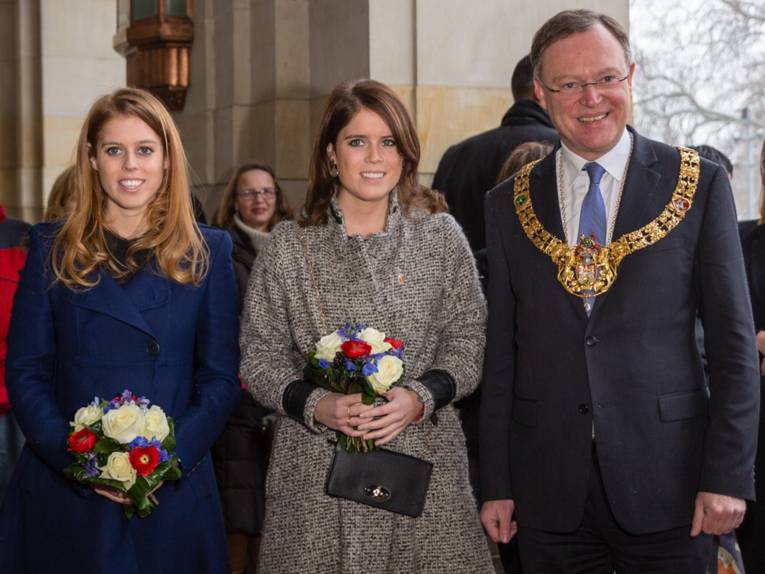Prinzessin Beatrice und Prinzessin Eugenie neben Oberbürgermeister Stephan Weil