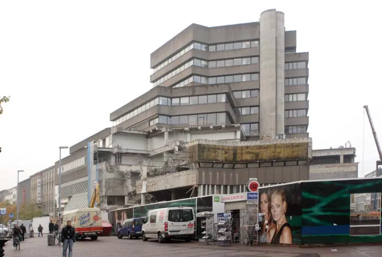 Bauzaun um das zum Teil abgerissene Kröpcke Center 