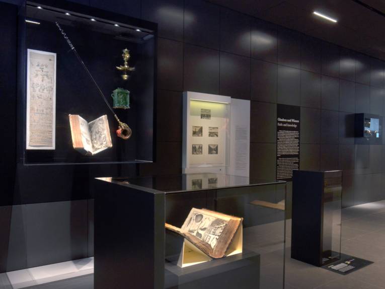 Verschiedene religiöse Gegenstände im Verbindungsgang des Museums Schloss Herrenhausen
