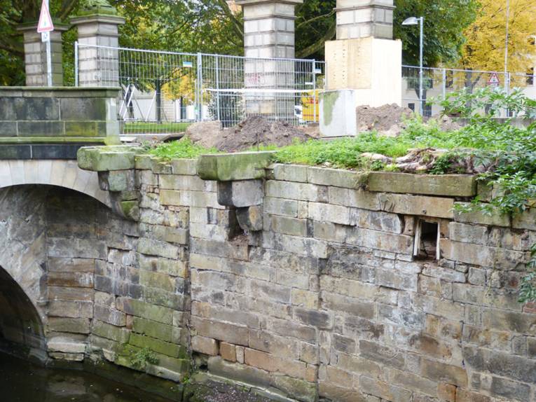 Absperrung an der sanierungsbedürftigen Leineufermauer
