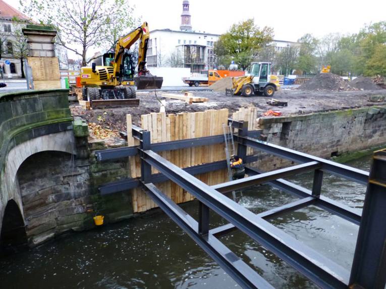 Eine Stahl-Holz-Konstruktion über dem Fluß Leine