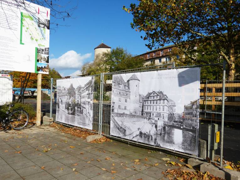 Bauschilder am Zaun des abgesperrten Leineufers