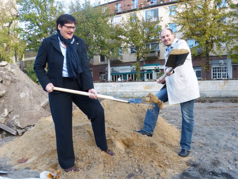 Dezernentin Tegtmeyer-Dette und Bezirksbürgermeister Norbert Gast (Stadtbezirk Mitte) beim symbolischen Spatenstich