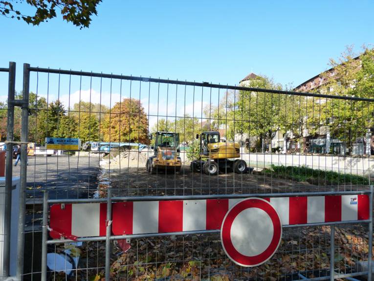 Fahrzeuge hinter Baustellenabsperrung