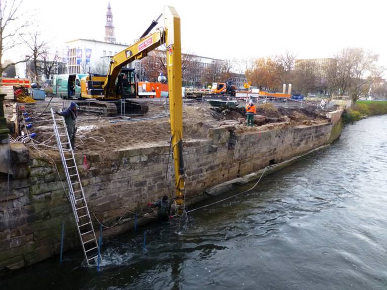 Sondierbohrungen zur Kampfmittel-Freimessung im Wasser der Leine