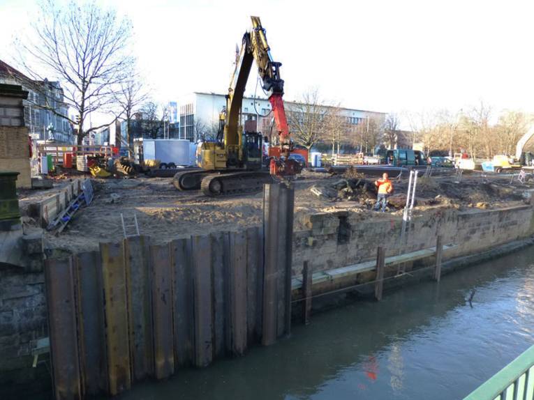 Einpressen einer Spundbohlenwand