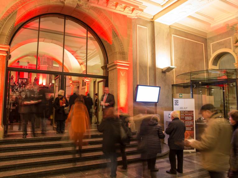 Rund ein halbes Dutzend Personen gehen in die Kuppelhalle