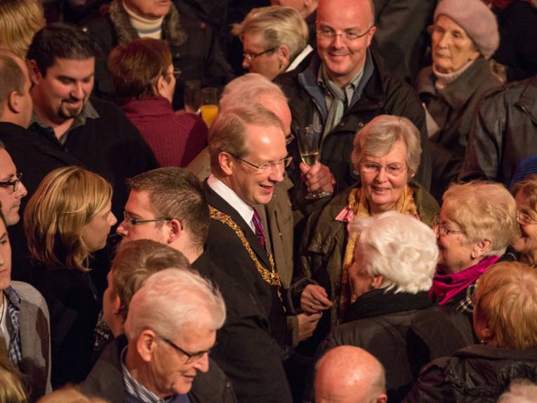 Stefan Schostok inmitten der Gäste