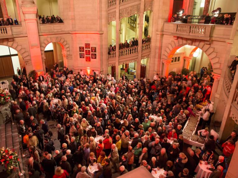 Hunderte Menschen stehen in der Kuppelhalle
