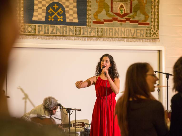 Die Sängerin Marcia Bittencourt und der Gitarrist Yorio Da Costa auf der Bühne im Gobelinsaal