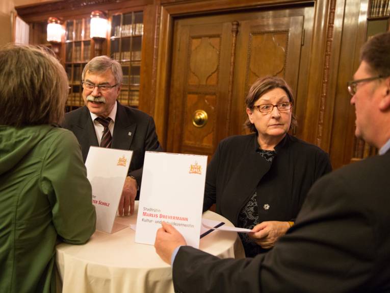 Klaus Dieter Scholz und Marlis Drevermann unterhalten sich mit zwei Gästen